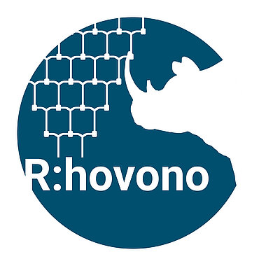 Logo R:hovono Logo R:hovono, über dem Schriftzug ein Datenbaum, rechts davon der Kopf eines Rhinozeros